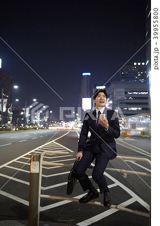 手すり ビジネスマン 屋外 39955800