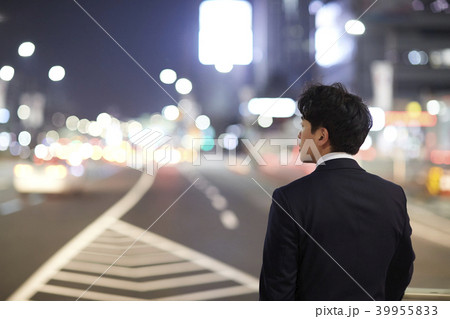 後姿 夜 ビジネスマン 39955833