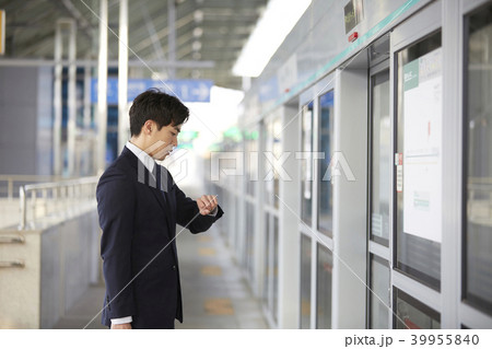 ビジネスマン 時間確認 プラットフォーム 39955840