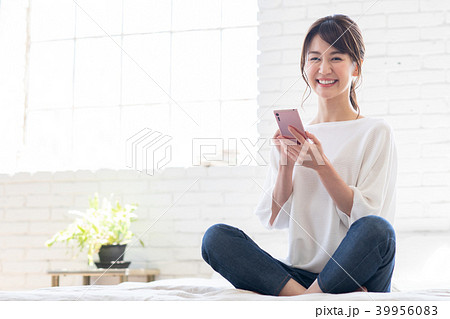 若い女性（スマホ） 39956083