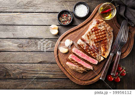 Medium rare grilled steak Medium rare grilled steak 39956112