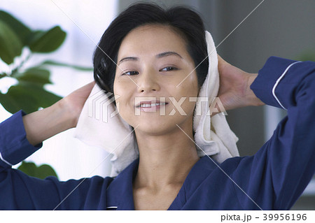 ビューティ リビングでヘアケアをする女性 ビューティ リビングでヘアケアをする女性 39956196
