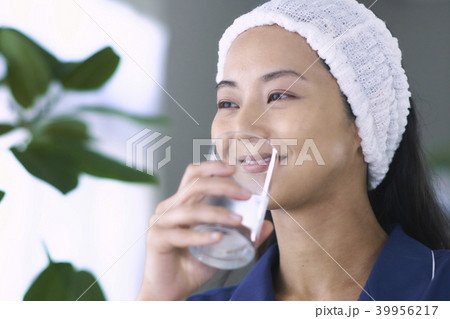 ビューティ　リビングで水を飲む女性 39956217