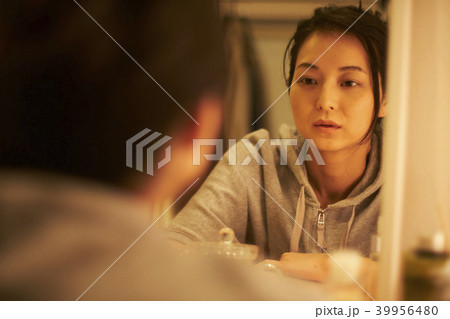 ビューティ 寝不足気味の女性 夜のお手入れ ビューティ 寝不足気味の女性 夜のお手入れ 39956480