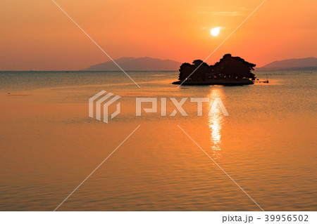 宍道湖に沈む夕日「水の都 松江」日本の夕日100選 39956502