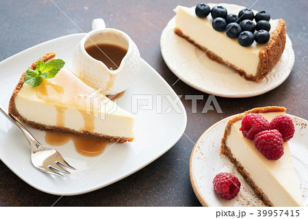 Assortment of cheesecakes with different toppings 39957415