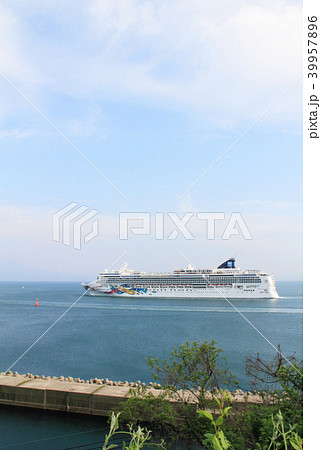 鳥取県境港市を出港し境水道を航行するクルーズ船 ノルウェージャン・ジュエル 39957896