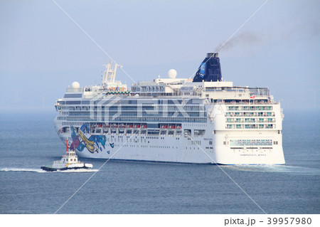 鳥取県境港市を出港し境水道を航行するクルーズ船 ノルウェージャン・ジュエル 39957980