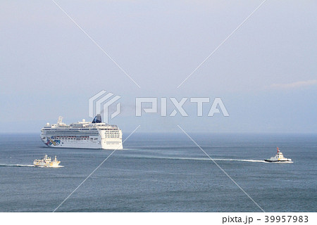 鳥取県境港市を出港し境水道を航行するクルーズ船 ノルウェージャン・ジュエル 39957983