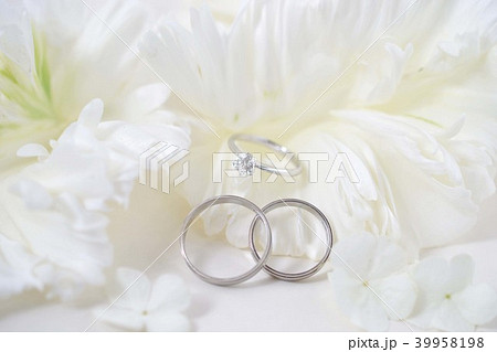 結婚指輪と花びら 結婚指輪と花びら 39958198