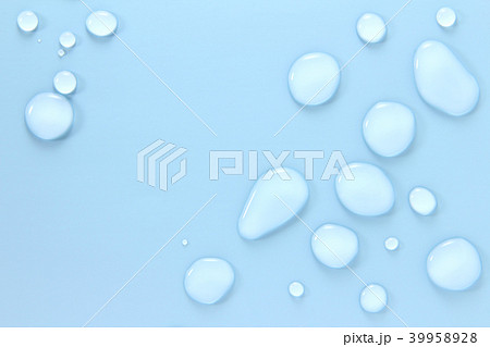 水色の背景に水滴 水色の背景に水滴 39958928