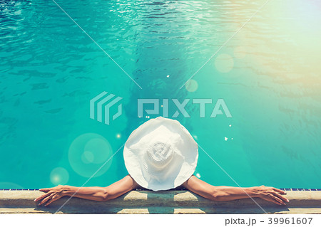 young woman in white hat 39961607