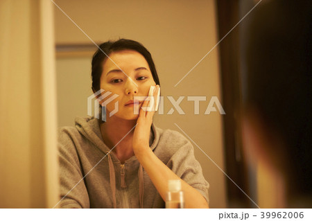 ビューティ　夜のお手入れ　女性 39962006