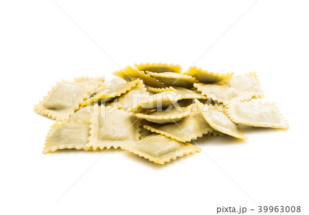 Ravioli isolated 39963008