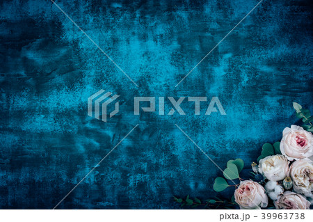 Beautiful flowers frame with roses on blue background 39963738