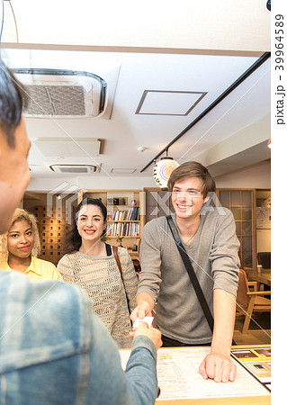 インバウンドツーリスト カプセルホテル 　capsule hotel japan 39964589