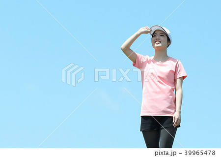 遠くを眺める女性 39965478