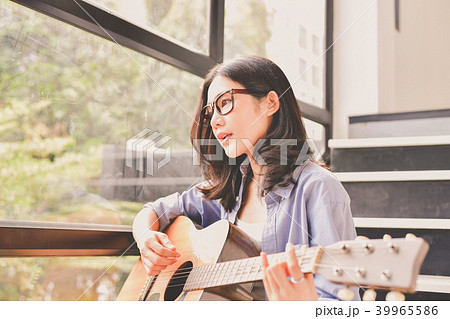 Music Concepts. Asian girls playing guitar. Asian women relaxing 39965586