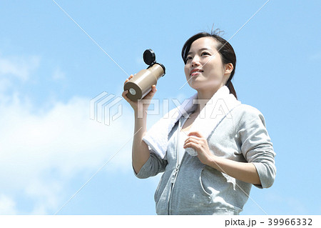 プロテインを飲む女性 プロテインを飲む女性 39966332