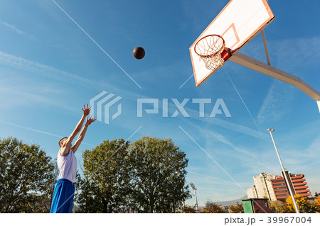 Young man shooting free throws from the foul line 39967004