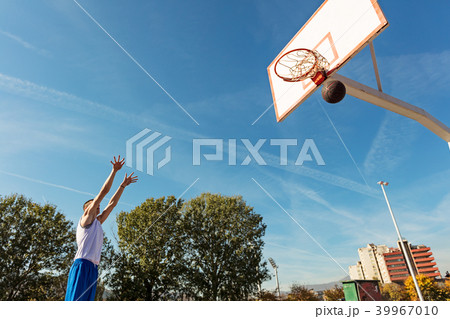 Young man shooting free throws from the foul line 39967010