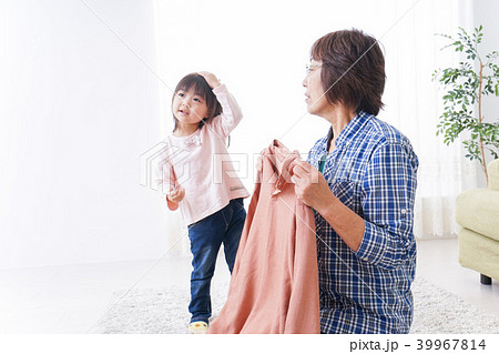 洗濯物をたたむおばあさんと子ども 洗濯物をたたむおばあさんと子ども 39967814