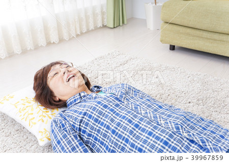 部屋で寝るおばあさん 部屋で寝るおばあさん 39967859