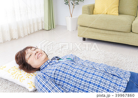 部屋で寝るおばあさん 部屋で寝るおばあさん 39967860