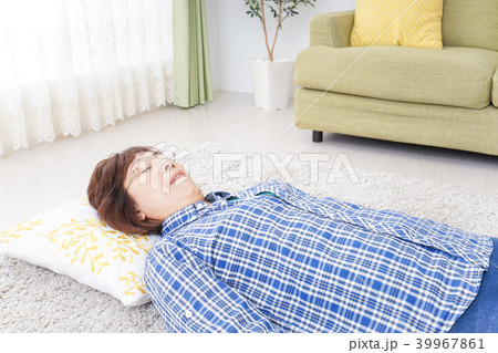 部屋で寝るおばあさん 部屋で寝るおばあさん 39967861