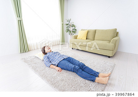 部屋で寝るおばあさん 部屋で寝るおばあさん 39967864