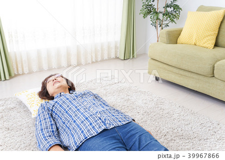 部屋で寝るおばあさん 部屋で寝るおばあさん 39967866