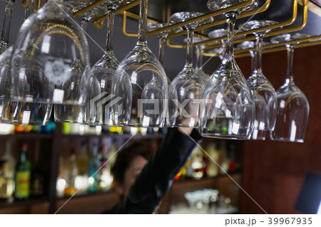 バーカウンターに座る女性 39967935