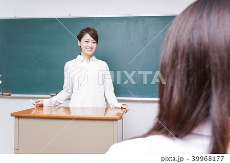 学校で授業をする教師 39968177