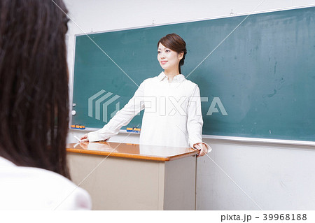 学校で授業をする教師 39968188