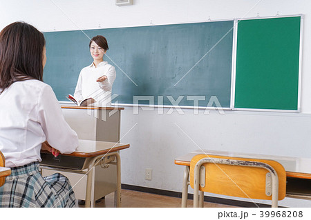 学校で授業をする教師 学校で授業をする教師 39968208
