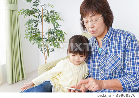 おばあちゃんとスマホを使う子供 おばあちゃんとスマホを使う子供 39968576