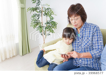 おばあちゃんとスマホを使う子供 39968577