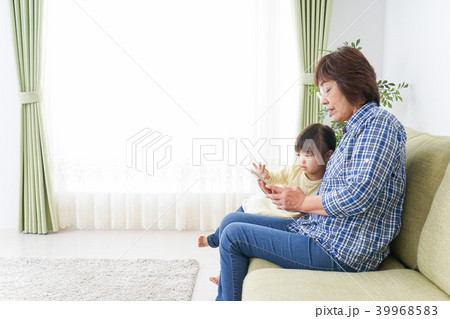 おばあちゃんとスマホを使う子供 おばあちゃんとスマホを使う子供 39968583