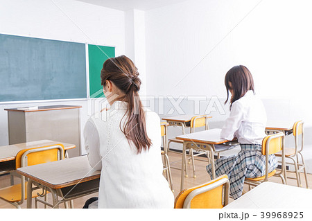 教室に座る学生 教室に座る学生 39968925