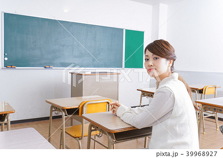 教室に座る学生 39968927