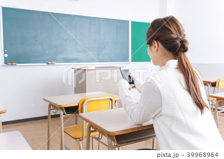 教室で携帯電話を使う学生 39968964
