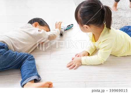 二人で遊ぶ女の子と男の子 二人で遊ぶ女の子と男の子 39969015