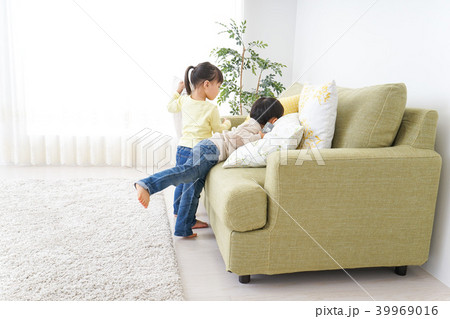 二人で遊ぶ女の子と男の子 二人で遊ぶ女の子と男の子 39969016