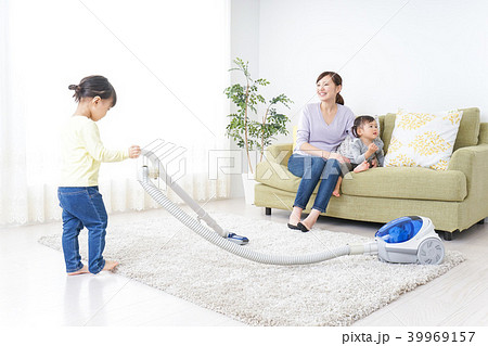 家事をする子供とお母さん 39969157