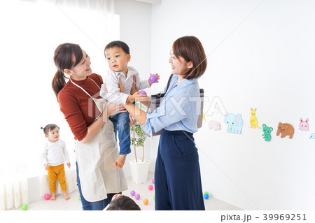 幼稚園のお迎えに行くお母さん 幼稚園のお迎えに行くお母さん 39969251