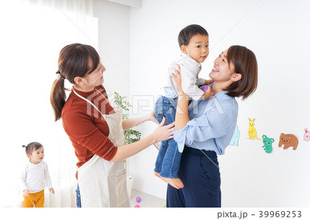 幼稚園のお迎えに行くお母さん 39969253