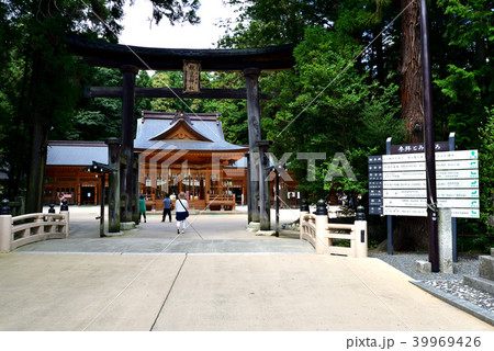 穂高の神様 鳥居越しの穂高神社神楽殿 穂高の神様 鳥居越しの穂高神社神楽殿 39969426