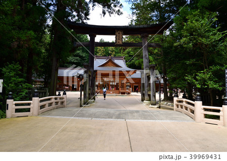 穂高の神様 鳥居越しの穂高神社神楽殿 穂高の神様 鳥居越しの穂高神社神楽殿 39969431