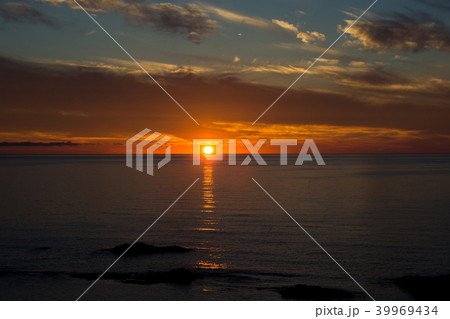 静かな海に沈む夕日 静かな海に沈む夕日 39969434