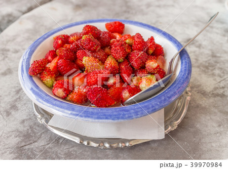 Strawberry with sugar powder in ceramic bowl Strawberry with sugar powder in ceramic bowl 39970984